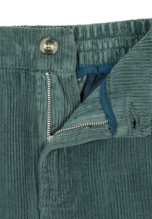 Groene corduroy broek met een knoop- en ritsluiting; heeft gestructureerde ribbels en een gladde voering in een contrasterende kleur.