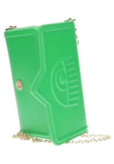 Groene synthetische leren handtas met een stervormig ontwerp, geperste accenten en een gouden kettingstrap. Voorzien van een ritssluiting en metalen hardware.