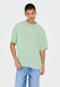 Only & Sons LOCKER GESCHNITTEN RUNDHALS KASTIGE ÄRMEL - T-shirt print - birds egg green
