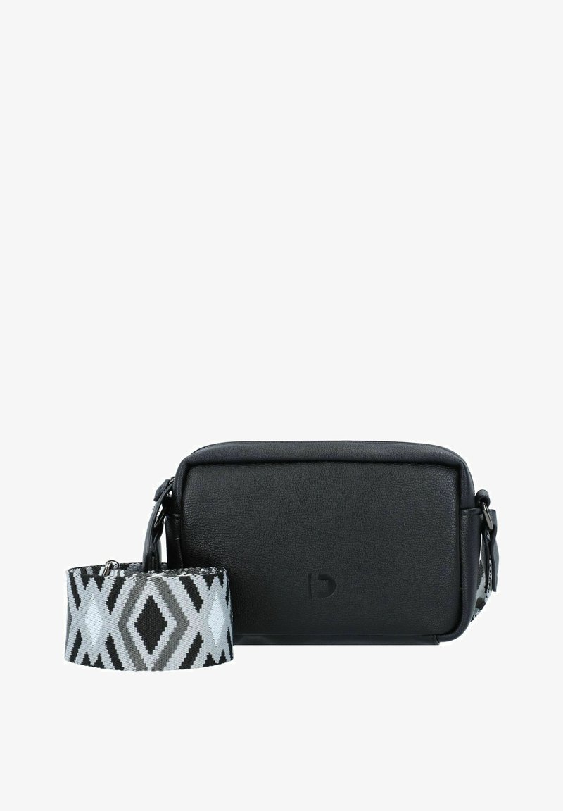Schwarze Leder-Umhängetasche mit strukturierter Oberfläche, ausgestattet mit einem geometrisch gemusterten Riemen in Schwarz-, Weiß- und Grautönen.