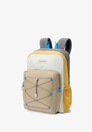 Sac à dos crème, gris et jaune avec une poche beige à l'avant. Il présente des accents bleus, un design de cordon élastique et des bretelles rembourrées et ajustables.