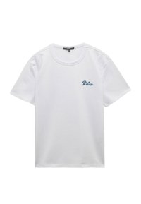 Hvid bomulds t-shirt med rund halsudskæring, korte ærmer og blå broderet tekst, der siger "Relax" på venstre bryst.