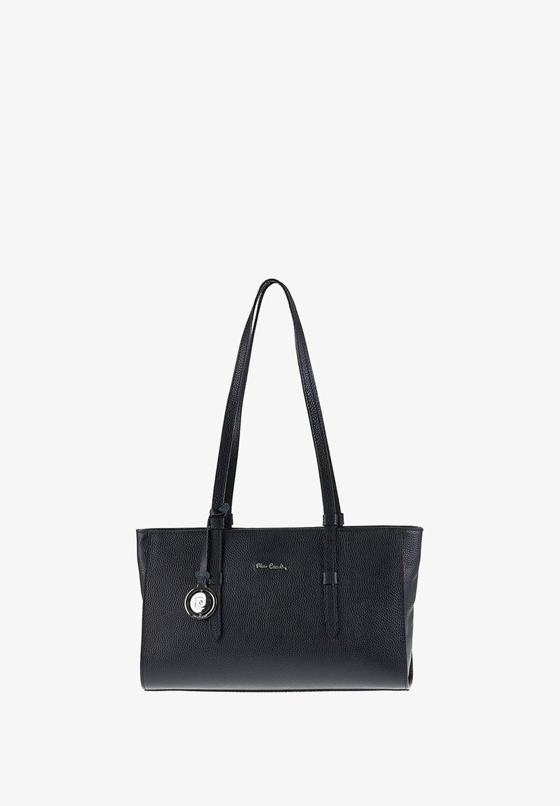 Zwarte leren handtas met textuur, voorzien van twee lange banden en een ronde zilveren en zwarte logo hanger die aan de linkerbuitensluiting hangt.