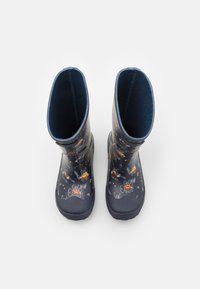 Marina vattentäta gummistövlar i marinblått med en texturerad yta, som har färgglada tecknade motiv av karaktärer i aktion. Höga, runda med en mjuk foder.