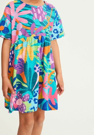 Värikäs lyhythihainen mekko, jossa on kukkakuvio ja abstrakti kuviointi pinkin, sinisen, vihreän ja oranssin sävyissä. Valmistettu teksturoidusta kankaasta, jossa on kerätty vyötärö.