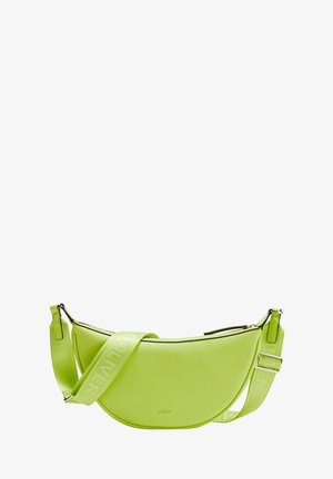 Limoengroene handtas met een gebogen ontwerp, textuur van synthetisch materiaal, en een afneembare schouderband met de merknaam. Ritsluiting.