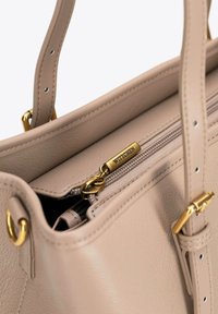 Borsa a tracolla in pelle beige con accessori in oro, dotata di doppio manico superiore e di un compartimento con zip. L'interno presenta tasche organizzative.