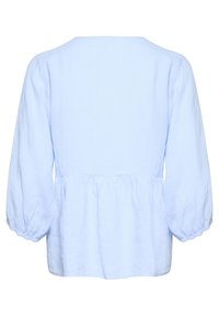 Blusa in lino azzurro chiaro con scollatura rotonda, maniche lunghe a sbuffo e vita arricciata, caratterizzata da un fit rilassato e una texture morbida.