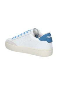 Sneaker in pelle bianca con lacci e accentuazione sul tallone di colore azzurro chiaro. Presenta una texture sottile e dettagli del logo. Design con punta arrotondata e profilo basso.