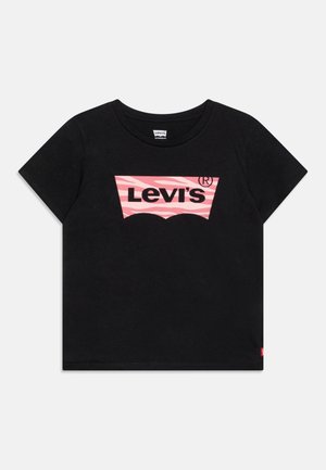 Sort t-shirt med korte ærmer med et lyserødt Levi's-logo med zebrastriber centreret på brystet.
