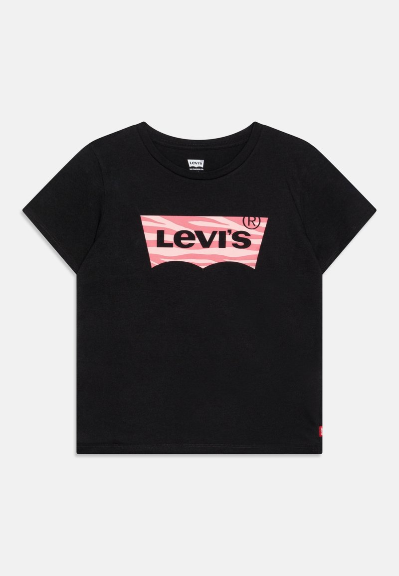 T-shirt noir à manches courtes avec un logo Levi's rose à rayures zébrées centré sur la poitrine.