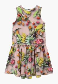 Kukkakuosiset olkaimettomat mekot, joissa on istuva vartalo ja levenevä hame. Piirteitä erivärisiä hedelmiä pehmeällä vaaleanpunaisella taustalla.