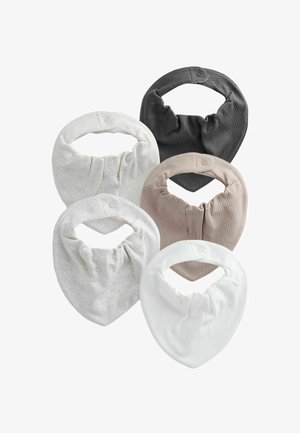 Fem ribstrikkede halsvarmere i grå, beige, hvid, lysegrå og creme, med elastiske rynker og en trykknapslukning.