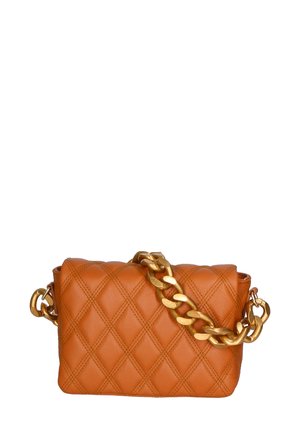 Ge quiltste oranje leren handtas met een dikke gouden kettingriem. Rechthoekige vorm met een ruitpatroon en een zachte textuur.