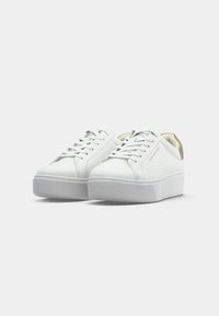 Baskets blanches avec un dessus en cuir lisse et un bout arrondi. Elles présentent un collier rembourré, une semelle en caoutchouc blanche et de subtils détails dorés sur le talon.