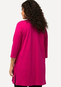 Magenta lange mouwen tuniektop met een relaxed fit, voorzien van zijsplitten en een gladde, zachte textuur. Eenvoudig ontwerp zonder versieringen.
