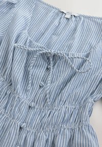 Robe à rayures verticales bleues et blanches avec col à cordon, boutons recouverts de tissu à l'avant et détail de taille élastiquée.