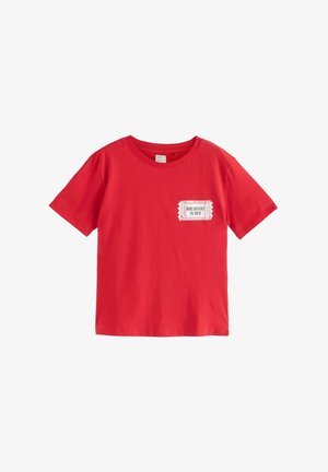 Rotes Baumwoll-T-Shirt mit kurzen Ärmeln und rundem Ausschnitt, mit einem bedruckten Patch-Design, auf dem "FRÜHSTÜCK IM BETT" steht.