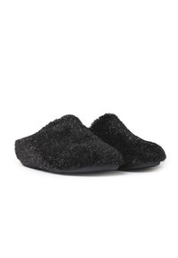 Svarta mjuka tofflor med en mjuk, texturerad ovandel och en platt, flexibel sula, som har en slät insida och en lätt glans.