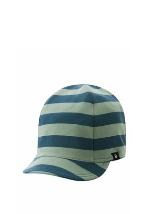 Niebiesko-zielona, poziomo prążkowana tkaninowa czapka z krótkim, zakrzywionym daszkiem i małą czarną metką po boku.