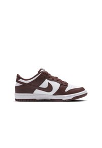 Nike Dunk Low tenisice s gornjim dijelom od smeđe i bijele kože, s perforiranim prednjim dijelom, čipkastim zatvaranjem i gumenim potplatom.