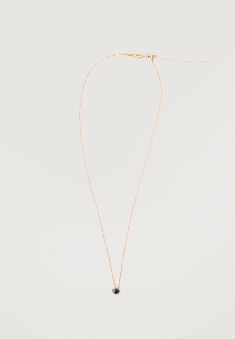 Ružovo-zlatý náhrdelník s jemným dizajnom, na ktorom visí malý, fasetovaný čierny prívesok umiestnený v strede.