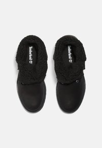Botas de tobillo negras con un upper de cuero suave, un lujoso collar de forro negro y suelas de goma negra sin acentos ni patrones visibles.