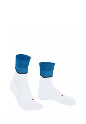Weiße Knöchelsocken mit einem blauen Strickbund und einer schwarzen Akzentlinie. Der Stoff ist glatt; das Design umfasst ein kleines rotes Logo an der Seite.