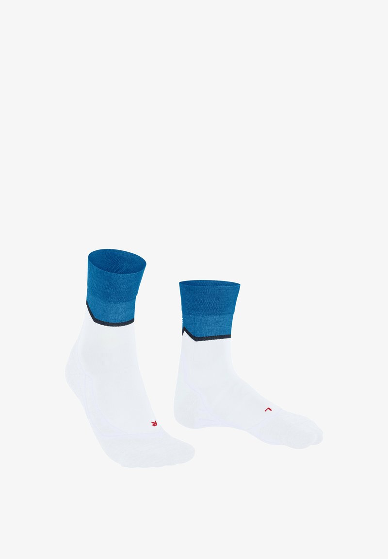 Weiße Knöchelsocken mit einem blauen Strickbund und einer schwarzen Akzentlinie. Der Stoff ist glatt; das Design umfasst ein kleines rotes Logo an der Seite.