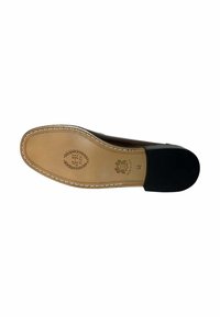 Suela de cuero de un zapato de vestir marrón que muestra costuras, tacón con tapa de goma, marca "J.LE-BE FLEX" y tamaño 45 marcado como "Hecho en España."