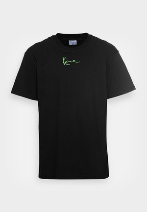 Camiseta negra de manga corta con cuello redondo y pequeño logo verde en cursiva centrado cerca del cuello.