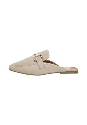 Mocassin en daim beige sans talon avec un bout pointu et un détail de boucle en métal doré sur le dessus, semelle plate et talon ouvert.