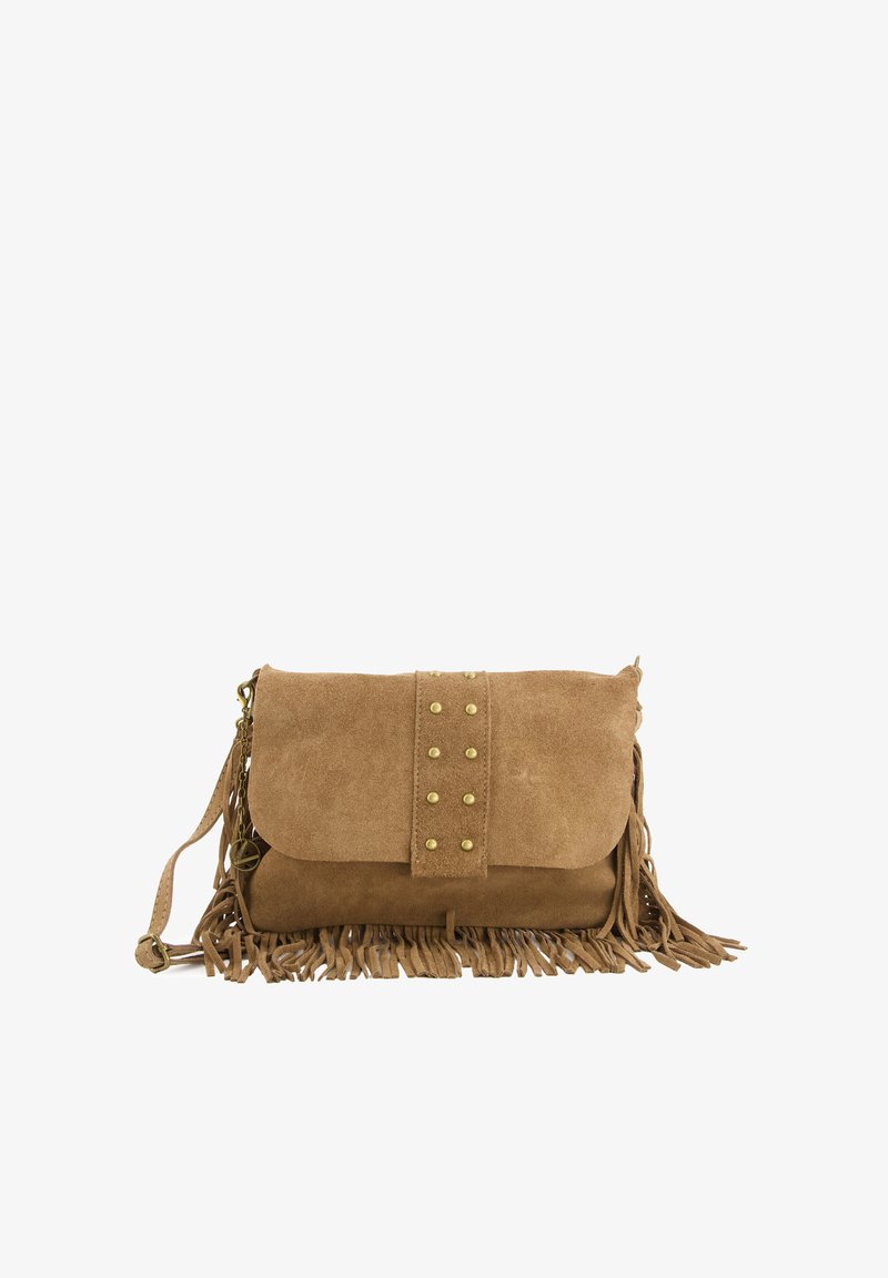 Sac à épaule en velours brun avec des franges au bas, fermeture à rabat magnétique et clous décoratifs dorés à l'avant. Bandoulière en chaîne et en tissu.