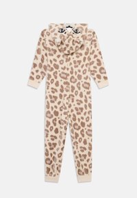 Tutina beige e marrone con stampa leopardata, di dimensioni per bambini, dotata di cappuccio con occhi, corna e una coda sul retro.