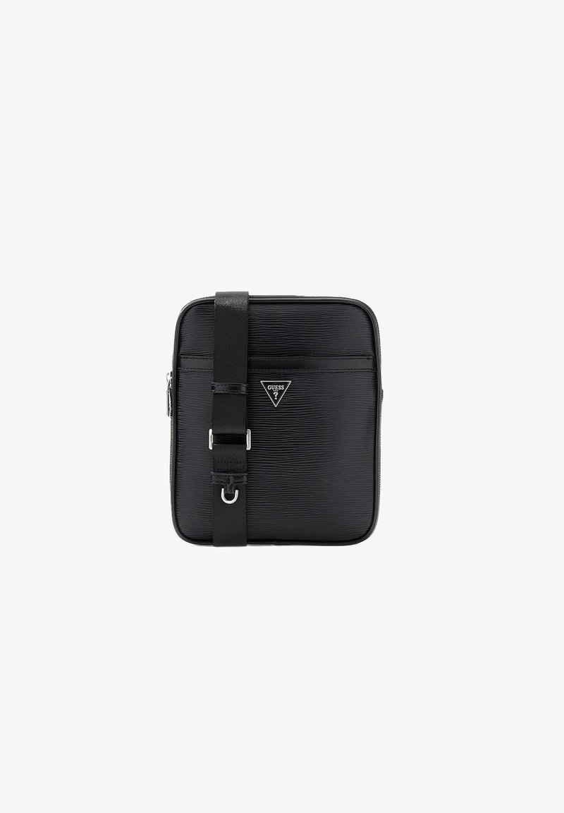 Sac bandoulière noir texturé avec bandoulière réglable, ferrures argentées et logo Guess centré sur la poche avant.
