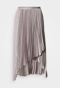 Šviesiai alyvinė asymetriška klostuota sijonas su satino juosmeniu ir sluoksniuota kaskadiniu hemų detaliu ant vienspalvio fono.