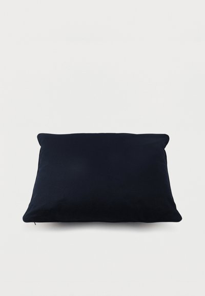 Μαύρο ορθογώνιο μαξιλάρι με ελαφρώς στρογγυλεμένες γωνίες σε απλό λευκό φόντο.