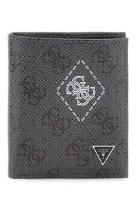Portafoglio nero in materiale texturizzato con un logo a diamante e cuciture bianche, accentuato da un triangolo metallico con la scritta "GUESS". Sfondo a motivo.