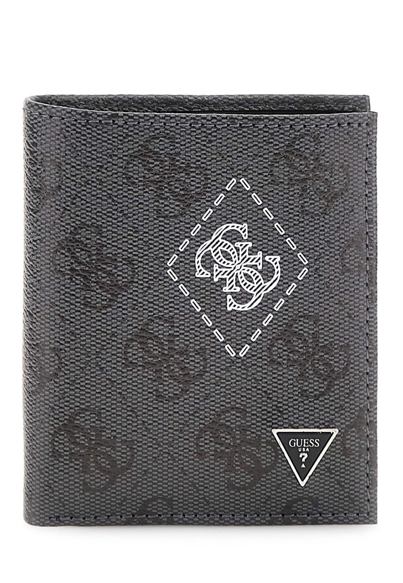 Portafoglio nero in materiale texturizzato con un logo a diamante e cuciture bianche, accentuato da un triangolo metallico con la scritta "GUESS". Sfondo a motivo.