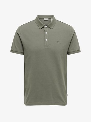Heren polo met korte mouwen in olijfgroen, voorzien van een kraag, drie witte knopen en een klein geborduurd logo op de linkerborst.