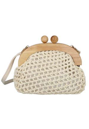 Pequeño bolso beige tejido con marco de madera y cierre redondo de madera, con una correa para el hombro de color claro.
