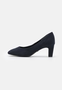 Zapato de tacón alto de ante azul marino con puntera afilada y tacón bloque medio, que presenta una textura suave y líneas limpias.