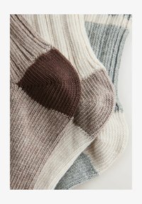 Kijelölve, neutral grey stripe