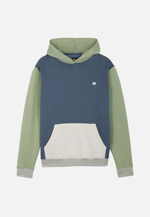 Bluza z kapturem z zielonymi rękawami i kapturem, niebieskim tułowiem, białą przednią kieszenią i małym białym logo słonia na klatce piersiowej.