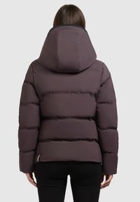 Chaqueta morada acolchada con cuello alto y capucha, con un acolchado horizontal y un ligero brillo. Observa el forro interior negro.