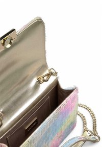Interior de bolsa metálica dorada con un exterior texturizado en tonos iridiscentes de rosa y azul. Cuenta con una correa de cadena, cierre de broche y múltiples compartimentos.
