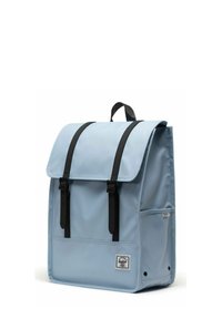 Sac à dos bleu clair au design structuré, avec des bretelles noires, une fermeture à rabat et une poche avant. Confectionné dans un matériau durable au toucher lisse.