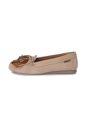 Mocasín de ante marrón claro con suela plana, borlas decorativas en múltiples tonos marrones y una pequeña etiqueta lateral con el logo.