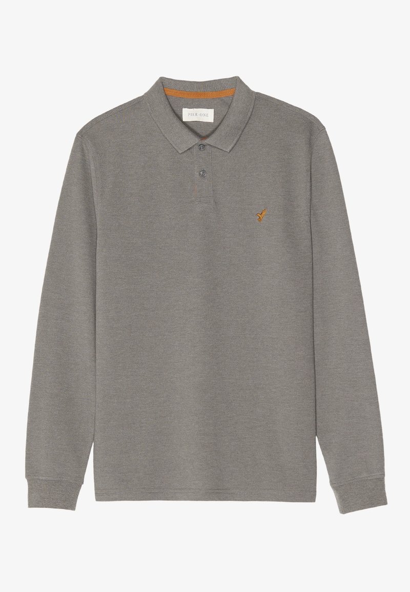 Tricou polo gri cu mâneci lungi, confecționat dintr-un material moale, având un guler clasic, două nasturi și un mic logo brodat în portocaliu.