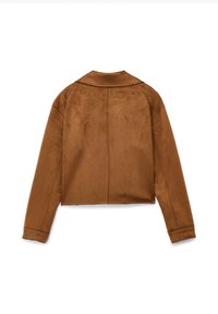 Giacca corta marrone realizzata in morbido materiale simil-suede, con colletto a punta, maniche lunghe e delicati dettagli di cucitura sul retro.